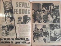 Pazar Haftalık Aktüalite Sinema Tiyatro Müzik ve Magazin Dergisi - 1 Eylül 1977 - Sayı:1093 - Feri Cansel - Hülya Korur - Ahu Tuğba bu kez kendine bir türk sevgili buldu - Ayhan Işık da sakal bıraktı - Tarık Akan arkadaşının doğum gününü kutladı - Şantöz Kumru tıpkı kovboy filmlerindeki gibi ufacık bir leğende aynı suyla birkaç kez yıkanmanın sırrını buldu - Hülya Korur, gönlünce bir tatil geçiriyor - Sekiz yıldır Avrupa'da dans eden Hülya Korur tatil için yurda geldi - Meral Zeren: ''İzmir'de beni çetin bir sınav bekliyor, ama başaracağım'' - Feri Cansel sinemaya geçmek için çırpınan kızını zapt edemiyor - Neri Neril Paris'te sahnede, İstanbul'da ise plajda soyunuyor - Romalı Perihan kendini eğlenceye verdi - Zerrin Doğan da kendine yeni bir sevgili buldu - Marie Pierre anılarını yayınladı ''Çıplak model nasıl oldum?'' fotoğraf ve haberi - Tam Takım Dergi
