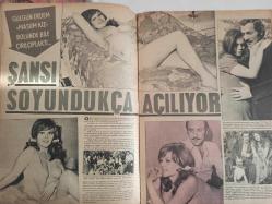 Pazar Haftalık Aktüalite Sinema Tiyatro Müzik ve Magazin Dergisi - 1 Eylül 1977 - Sayı:1093 - Feri Cansel - Hülya Korur - Ahu Tuğba bu kez kendine bir türk sevgili buldu - Ayhan Işık da sakal bıraktı - Tarık Akan arkadaşının doğum gününü kutladı - Şantöz Kumru tıpkı kovboy filmlerindeki gibi ufacık bir leğende aynı suyla birkaç kez yıkanmanın sırrını buldu - Hülya Korur, gönlünce bir tatil geçiriyor - Sekiz yıldır Avrupa'da dans eden Hülya Korur tatil için yurda geldi - Meral Zeren: ''İzmir'de beni çetin bir sınav bekliyor, ama başaracağım'' - Feri Cansel sinemaya geçmek için çırpınan kızını zapt edemiyor - Neri Neril Paris'te sahnede, İstanbul'da ise plajda soyunuyor - Romalı Perihan kendini eğlenceye verdi - Zerrin Doğan da kendine yeni bir sevgili buldu - Marie Pierre anılarını yayınladı ''Çıplak model nasıl oldum?'' fotoğraf ve haberi - Tam Takım Dergi