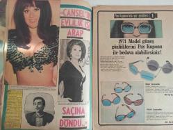 Pazar Haftalık Aktüalite Sinema Tiyatro Müzik ve Magazin Dergisi - 1 Eylül 1977 - Sayı:1093 - Feri Cansel - Hülya Korur - Ahu Tuğba bu kez kendine bir türk sevgili buldu - Ayhan Işık da sakal bıraktı - Tarık Akan arkadaşının doğum gününü kutladı - Şantöz Kumru tıpkı kovboy filmlerindeki gibi ufacık bir leğende aynı suyla birkaç kez yıkanmanın sırrını buldu - Hülya Korur, gönlünce bir tatil geçiriyor - Sekiz yıldır Avrupa'da dans eden Hülya Korur tatil için yurda geldi - Meral Zeren: ''İzmir'de beni çetin bir sınav bekliyor, ama başaracağım'' - Feri Cansel sinemaya geçmek için çırpınan kızını zapt edemiyor - Neri Neril Paris'te sahnede, İstanbul'da ise plajda soyunuyor - Romalı Perihan kendini eğlenceye verdi - Zerrin Doğan da kendine yeni bir sevgili buldu - Marie Pierre anılarını yayınladı ''Çıplak model nasıl oldum?'' fotoğraf ve haberi - Tam Takım Dergi