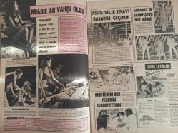 Pazar Haftalık Aktüalite Sinema Tiyatro Müzik ve Magazin Dergisi - 8 Eylül 1977 - Sayı:1094 - Karin Sewell - Piraye Uzun - Müjde Ar Vahşi Oldu - Piero Fabloni - Cüneyt Arkın - Hem Film Çevirdiler Hem Denize Girdiler - Selen Büke - Başrol Olunca Dayanamadı - Reklam Aşkı Balon Gibi Sönüverdi - Kadir İnanır - Harika Değirmenci - Kıvrak Vücudunu İlk Kez Avrupa'da Gösterecek - Seher Şeniz - Sevgilisiyle Marmara Adasında Dinlenecek - Balık Kız Havuzda - Şarkıcılığa Başlamam Soyunmamı Engellemez - Emel Aydan - Canan Ceylan - Erol Büyükburç - Dublaj da Yapıyor Film de Çeviriyor - Ülkü Özen - Turgut Özatay - Baki Tamer - Lilian Muller - Üçak Bölüğünün Maskotu Oldu fotoğraf ve haberi - Tam Takım Dergi