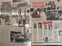 Pazar Haftalık Aktüalite Sinema Tiyatro Müzik ve Magazin Dergisi - 8 Eylül 1977 - Sayı:1094 - Karin Sewell - Piraye Uzun - Müjde Ar Vahşi Oldu - Piero Fabloni - Cüneyt Arkın - Hem Film Çevirdiler Hem Denize Girdiler - Selen Büke - Başrol Olunca Dayanamadı - Reklam Aşkı Balon Gibi Sönüverdi - Kadir İnanır - Harika Değirmenci - Kıvrak Vücudunu İlk Kez Avrupa'da Gösterecek - Seher Şeniz - Sevgilisiyle Marmara Adasında Dinlenecek - Balık Kız Havuzda - Şarkıcılığa Başlamam Soyunmamı Engellemez - Emel Aydan - Canan Ceylan - Erol Büyükburç - Dublaj da Yapıyor Film de Çeviriyor - Ülkü Özen - Turgut Özatay - Baki Tamer - Lilian Muller - Üçak Bölüğünün Maskotu Oldu fotoğraf ve haberi - Tam Takım Dergi