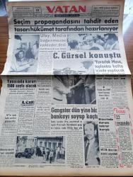 Vatan Gazetesi - 19 Ağustos 1961 - Can Bartu İtalya Yolcusu - Seçim Propagandasını Tahdit Eden Tasarı Hükümet Tarafından Hazırlanıyor - Cemal Gürsel Konuştu - Yassıada Kararı 1500 Sayfa Olacak - Vali Refik Tulga Dedi Ki Kadıköy Susuz Kalmayacak - Milli Birlik Komitesi Dün Cumhuriyetçi Köylü Millet Partisi Genel Sekreteri Ahmet Bilgin'i Kabul Etti - Kazlıçeşme İş Bankası Soyuldu - Kemal Tahir'in Romanı Yorgun Savaşçı Yazı Dizisi - Ölümünün 46. Yıldönümü Dolayısıyla Tevfik Fikret - Belediye Zabıtası 24 Saat Çalışacak - Başbakan Adula Kongo Birliğini Gerçekleştiriyor - Kısa Yurt Haberleri - Hoş Memo Karikatür - 15 Yaşındaki Bir Zenci İdama Mahkum Edildi - Dünya Nelere Gülüyor Karikatür - Çizgiler Yazan Orhan Kemal - Amerika'da Zencinin Bugünkü Durumu Yazan Amerika Adalet Bakanı Robert J. Kennedy - Ev Kadın Moda - Galatasaray Hapoel Bugün Karşılaşıyor - At Yarışları - Selçuk Ergül'ün Lisansı Dün Geldi