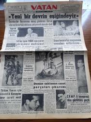 Vatan Gazetesi - 30 Temmuz 1961 - Toprak Reformu Tasarısı Bitti - Yeni Bir Devrin Eşiğindeyiz - Yeni İstanbul Emniyet Müdürü İhsan Aras - Cemal Madanoğlu Ordu'da Kalıyor - Buğday Anlaşması İmzalanıyor - Irza Tecavüz Suçunun Cezaları Arttırılıyor - Ahmed Çiftçi Asalet Partili Değil - Haluk Şaman'ın Serveti Açıklandı - İsmet İnönü İzmir CHP Kongresine Gidecek - Türkiye Tunus İçin Güvenlik Konseyine Karar Sureti Verdi - Cumhuriyetçi Köylü Millet Partisi İl Kongresi Dün Gürültülü Geçti - Kemal Tahir'in Romanı Yorgun Savaşçı Yazı Dizisi - Özel Sektör Turizme Yardımcı Olmalıdır - Beyrut Festivali Başladı - Fransa Cezayir Görüşmeleri Yeniden Süresiz Olarak Kesildi - Sovyetlerin Beş Yüz Denizaltısı Varmış - Amerika Küba'lıları Askere Alacak - Yugoslavya'da 15 Gün Yazan Oktay Akbal - Kral Zogo Ve Arnavutluk Kraliçesi Jeraldin'in Hatıraları Yazan Nizameddin Nazif Tepedenlioğlu Yazı Dizisi - Hoş Memo Karikatür - Galatasaray Yarın Bir Bomba Patlatıyor - Orhan Şeref Apak Futbol Federasyonu
