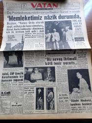 Vatan Gazetesi - 2 Ağustos 1961 - Dış Politika Konusunda Bir Soruya Başkan Cemal Gürsel'in Cevabı Memleketimiz Nazik Durumda - Milli Birlik Komitesi Dün Uzun Bir Toplantı Yaptı - Maliye Bakanı Kemal Kurdaş Bir Savaş İhtimali Kötü Tesir Yarattı - Vali Refik Tulga İstanbul Şehrinin Güzelliğini Bozan Yapılara Karşı Mücadele Başlattı - İsmet İnönü CHP Gençlik Kurultayında Bir Konuşma Yapacak - Yassıada Duruşmaları Sefer Eronat Avukatına Çattı - Refik Koraltan'ın Serveti De Açıklandı - Kemal Tahir'in Romanı Yorgun Savaşçı Yazı Dizisi - Rüzgar Çelebi Çizen Guy Bara - Kadıköy'de İstimlak Eylül'de Başlıyor - Berlin Konusunda Kruşçev Kennedy'e Zirve Teklif Etmiş - Yugoslavya'da 15 Gün Yazan Oktay Akbal Yazı Dizisi - Hoş Memo Karikatür - Kral Zogo Ve Arnavutluk Kraliçesi Jeraldin'in Hatıraları Yazan Nizameddin Nazif Tepedenlioğlu Yazı Dizisi - Londra Şiir Festivali - Tonton Agah Çizgi Roman Sade Yalçın - Stiv Roper Çizen Saundes ve Overgard - Orhan Şeref Apak Federasyon Başkanı Oldu - Tenis