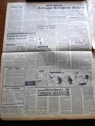 Vatan Gazetesi - 2 Ağustos 1961 - Dış Politika Konusunda Bir Soruya Başkan Cemal Gürsel'in Cevabı Memleketimiz Nazik Durumda - Milli Birlik Komitesi Dün Uzun Bir Toplantı Yaptı - Maliye Bakanı Kemal Kurdaş Bir Savaş İhtimali Kötü Tesir Yarattı - Vali Refik Tulga İstanbul Şehrinin Güzelliğini Bozan Yapılara Karşı Mücadele Başlattı - İsmet İnönü CHP Gençlik Kurultayında Bir Konuşma Yapacak - Yassıada Duruşmaları Sefer Eronat Avukatına Çattı - Refik Koraltan'ın Serveti De Açıklandı - Kemal Tahir'in Romanı Yorgun Savaşçı Yazı Dizisi - Rüzgar Çelebi Çizen Guy Bara - Kadıköy'de İstimlak Eylül'de Başlıyor - Berlin Konusunda Kruşçev Kennedy'e Zirve Teklif Etmiş - Yugoslavya'da 15 Gün Yazan Oktay Akbal Yazı Dizisi - Hoş Memo Karikatür - Kral Zogo Ve Arnavutluk Kraliçesi Jeraldin'in Hatıraları Yazan Nizameddin Nazif Tepedenlioğlu Yazı Dizisi - Londra Şiir Festivali - Tonton Agah Çizgi Roman Sade Yalçın - Stiv Roper Çizen Saundes ve Overgard - Orhan Şeref Apak Federasyon Başkanı Oldu - Tenis