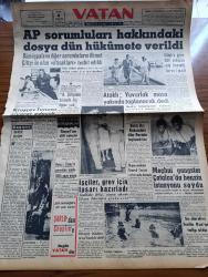 Vatan Gazetesi - 6 Ağustos 1961 - İdarede Reform Yazan Profesör Doktor Yavuz Abadan Köşe Yazısı - Adalet Partisi Sorumluları Hakkındaki Dosya Dün Hükümete Verildi - Ragıp Gümüşpala Kabul Etmiyor Ahmet Çiftçi'nin Bizimle İlgisi Yok - Milli Birlik Komitesi Üyelerinden Kurmay Albay Mucip Ataklı Yuvarlak Masa Yakında Toplanacak Dedi - Yassıada Duruşmaları Salim Başol'un Dili Sürçtü - İşçiler Grev İçin Tasarı Hazırladı - Kırklareli Emniyet Müdürü Hüseyin Mokan Ve Eşi Kazada öldü - Kemal Tahir'in Romanı Yorgun Savaşçı Yazı Dizisi - Tarihin Büyük Davaları Mareşal Petain  Davası - Yugoslavya'da 15 Gün Yazan Oktay Akbal Yazı Dizisi - Angola'daki Savaşlar Bütün Ülkeye Yayıldı - Şarlo'dan Charlie Chaplin'e Yazan François Musard Yazı Dizisi -  Orhan Şeref Apak Futbol Federasyonu Başkanlığına Hayır Dediği Anlaşıldı - Tenis Kortlarının Brigitte Bardot'u Birgit Marten - Fransa Lig İkincisi Racing Can Bartu'yu Transfer Etmek İstiyor - Beşiktaş Bugün Galata İle Oynuyor - At Yarışları - Mithatpaşa Stadı