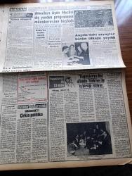 Vatan Gazetesi - 6 Ağustos 1961 - İdarede Reform Yazan Profesör Doktor Yavuz Abadan Köşe Yazısı - Adalet Partisi Sorumluları Hakkındaki Dosya Dün Hükümete Verildi - Ragıp Gümüşpala Kabul Etmiyor Ahmet Çiftçi'nin Bizimle İlgisi Yok - Milli Birlik Komitesi Üyelerinden Kurmay Albay Mucip Ataklı Yuvarlak Masa Yakında Toplanacak Dedi - Yassıada Duruşmaları Salim Başol'un Dili Sürçtü - İşçiler Grev İçin Tasarı Hazırladı - Kırklareli Emniyet Müdürü Hüseyin Mokan Ve Eşi Kazada öldü - Kemal Tahir'in Romanı Yorgun Savaşçı Yazı Dizisi - Tarihin Büyük Davaları Mareşal Petain  Davası - Yugoslavya'da 15 Gün Yazan Oktay Akbal Yazı Dizisi - Angola'daki Savaşlar Bütün Ülkeye Yayıldı - Şarlo'dan Charlie Chaplin'e Yazan François Musard Yazı Dizisi -  Orhan Şeref Apak Futbol Federasyonu Başkanlığına Hayır Dediği Anlaşıldı - Tenis Kortlarının Brigitte Bardot'u Birgit Marten - Fransa Lig İkincisi Racing Can Bartu'yu Transfer Etmek İstiyor - Beşiktaş Bugün Galata İle Oynuyor - At Yarışları - Mithatpaşa Stadı
