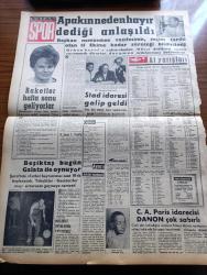 Vatan Gazetesi - 6 Ağustos 1961 - İdarede Reform Yazan Profesör Doktor Yavuz Abadan Köşe Yazısı - Adalet Partisi Sorumluları Hakkındaki Dosya Dün Hükümete Verildi - Ragıp Gümüşpala Kabul Etmiyor Ahmet Çiftçi'nin Bizimle İlgisi Yok - Milli Birlik Komitesi Üyelerinden Kurmay Albay Mucip Ataklı Yuvarlak Masa Yakında Toplanacak Dedi - Yassıada Duruşmaları Salim Başol'un Dili Sürçtü - İşçiler Grev İçin Tasarı Hazırladı - Kırklareli Emniyet Müdürü Hüseyin Mokan Ve Eşi Kazada öldü - Kemal Tahir'in Romanı Yorgun Savaşçı Yazı Dizisi - Tarihin Büyük Davaları Mareşal Petain  Davası - Yugoslavya'da 15 Gün Yazan Oktay Akbal Yazı Dizisi - Angola'daki Savaşlar Bütün Ülkeye Yayıldı - Şarlo'dan Charlie Chaplin'e Yazan François Musard Yazı Dizisi -  Orhan Şeref Apak Futbol Federasyonu Başkanlığına Hayır Dediği Anlaşıldı - Tenis Kortlarının Brigitte Bardot'u Birgit Marten - Fransa Lig İkincisi Racing Can Bartu'yu Transfer Etmek İstiyor - Beşiktaş Bugün Galata İle Oynuyor - At Yarışları - Mithatpaşa Stadı