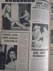 Pazar Ekstra Haftalık Aktüalite Sinema Tiyatro Müzik ve Magazin Dergisi - 16 Mart 1969 - Sayı:15 - Nazmiye Demirel anlatıyor - Çin Falı - Kızlar ve Erkekler - Sahte Alan - Ergin Konuksever - Süleyman Demirel - Gönül Yazar filmde soyununca Maruf'la kavga etti - Pekkan kardeşler gene sırayı bozmadılar - Ajda Pekkan - Semiramis Pekkan - Nebahat Çehre - Demir Karahan sevişiyorlar - Man Adasının Kuyruksuz Kedileri - Nathalie Delon 1969'un büyükyıldızı olacak - Doğuda yeni bir saç modası - İnce Kağıtlı Avrupa Gazeteleri Karaborsada Satılıyor - Kısasa kısas - Eski kafalımısınız yoksa yeni kafalımı - Pazar Şaka fotoğraf ve haberi - Dergi Tam Değildir Sadece 8 Sayfası Mevcuttur