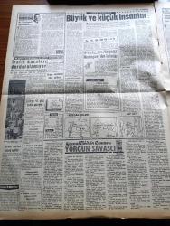 Vatan Gazetesi - 20 Temmuz 1961 - İktisat Ve Siyaset Yazan Profesör Doktor Yavuz Abadan Köşe Yazısı - İsmet İnönü Partiler Birbirlerine ve İdareye Yardımcı Olmalı - Devlet Planlama Teşkilatı Başkanı Şinasi Orel - Eski Belediye İmar Müdür Muavini Erdoğan Celasun Beraat Etti - Vali Uluç Ormanlara Girmeyi Yasak Etti - Almanya İşçi İhtiyacının Büyük Kısmını Türkiye'den Temin Edecek - Virgil Grissom Füzede Üç Saat Bekledi Fakat Feza Denemesi Belirsiz Bir Süre Geri Bırakıldı - Cemal Madanoğlu - Kemal Tahir'in Romanı Yorgun Savaşçı Yazı Dizisi - İlk Birleşme Evi Tarlabaşında Açıldı - Kumar Oynatanlar Takip Ediliyor - Tunus Bizerte Üssünü Dün Abluka Altına Aldı - Hoş Memo Karikatür - Irak Petrol Kumpanyası - Kuveyt Arap Birliğine Alınacak - Tanınmış Amerikalı Dedikodu Yazarı Elsa Maxwell Geliyor - Kral Zogo Ve Arnavutluk Kraliçesi Jeraldin'in Hatıraları Yazan Nizameddin Nazif Tepedenlioğlu Yazı Dizisi - Tütünleri Mahveden Mavi Küf'ün İlacı Fransa'da Bulundu - Kral Metin Oktay Palermoya Gitti -