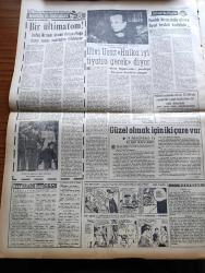 Vatan Gazetesi - 21 Temmuz 1961 - Cemal Madanoğlu'nun İstifası Kabul Edildi - Milli Birlik Komitesi'nin Kararı Bir Tebliğ İle Açıklandı - Seçim Tarihi İçin Hükümet Teklifi 8 Ekim -  Yassıada Duruşmaları İstanbul Ankara Olaylarının Kararı Haftaya Bırakıldı - Tunus'ta Tam Bir Savaş Başlamıştır - Polis Yedeksubaylık Kanunu Kabul Edildi - Osman Bölükbaşı Adalet Partisi Ve CHP'yi İtham Etti - İstanbul Liman  Tahmil Ve Tahliye İşçileri Sendikası Başkanı Muhittin Gezer - Tek Tip Ekmek İçin Komisyon Kuruldu - Kemal Tahir'in Romanı Yorgun Savaşçı Yazı Dizisi - 28 Yaşındaki Liman Talimatı Değişecek - Nietzsche'nin Mücadele Felsefesi - Portekiz Ginesi De Ayaklandı - Hoş Memo Karikatür - Kral Zogo Ve Arnavutluk Kraliçesi Jeraldin'in Hatıraları Yazan Nizameddin Nazif Tepedenlioğlu Yazı Dizisi - Ulvi Uraz Halka İyi Tiyatro Gerek Diyor - Dost Oyuncular Perdeyi Bu Gece İzmit'te Açıyor - Tonton Agah Çizgi Roman Sade Yalçın - Stiv Roper Çizen Saundes ve Overgard - Fikret Kırcan - Lefter Küçükandonyadis
