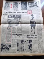 Vatan Gazetesi - 21 Temmuz 1961 - Cemal Madanoğlu'nun İstifası Kabul Edildi - Milli Birlik Komitesi'nin Kararı Bir Tebliğ İle Açıklandı - Seçim Tarihi İçin Hükümet Teklifi 8 Ekim -  Yassıada Duruşmaları İstanbul Ankara Olaylarının Kararı Haftaya Bırakıldı - Tunus'ta Tam Bir Savaş Başlamıştır - Polis Yedeksubaylık Kanunu Kabul Edildi - Osman Bölükbaşı Adalet Partisi Ve CHP'yi İtham Etti - İstanbul Liman  Tahmil Ve Tahliye İşçileri Sendikası Başkanı Muhittin Gezer - Tek Tip Ekmek İçin Komisyon Kuruldu - Kemal Tahir'in Romanı Yorgun Savaşçı Yazı Dizisi - 28 Yaşındaki Liman Talimatı Değişecek - Nietzsche'nin Mücadele Felsefesi - Portekiz Ginesi De Ayaklandı - Hoş Memo Karikatür - Kral Zogo Ve Arnavutluk Kraliçesi Jeraldin'in Hatıraları Yazan Nizameddin Nazif Tepedenlioğlu Yazı Dizisi - Ulvi Uraz Halka İyi Tiyatro Gerek Diyor - Dost Oyuncular Perdeyi Bu Gece İzmit'te Açıyor - Tonton Agah Çizgi Roman Sade Yalçın - Stiv Roper Çizen Saundes ve Overgard - Fikret Kırcan - Lefter Küçükandonyadis
