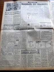 Vatan Gazetesi - 25 Temmuz 1961 - Partiler ve Prensipler Yazan Profesör Doktor Yavuz Abadan Köşe Yazısı - Tütün Mahsulü Tehlike İçinde -  Mavi Küf Ege Bölgesindeki Mahsulü De Tehdide Başladı -  Cemal Gürsel Eşiyle Gezdi - Osman Bölükbaşı Ragıp Gümüşpala'ya Merhamet Gösterdi - Bir Sanık Demokrat Parti Grupu Zaptını Tahrif Etti -  Eski Demokrat Parti Fatih İlçe Başkanı Ömer Faruk Sargut İntihara Teşebbüs Etti - 900 Mülteci İçin Kamp Hazırlanıyor - Kemal Tahir'in Romanı Yorgun Savaşçı Yazı Dizisi - Behçet Kemal Çağlar Köşe Yazısı - Yugoslavya'da 15 Gün Yazan Oktay Akbal Yazı Dizisi - Sovyetler Katanga'ya Yardım Teklif Etmiş - Kral Zogo Ve Arnavutluk Kraliçesi Jeraldin'in Hatıraları Yazan Nizameddin Nazif Tepedenlioğlu Yazı Dizisi - Deniz Suyu Tatlı Suya Çevriliyor - Tonton Agah Çizgi Roman Sade Yalçın - Stiv Roper Çizen Saundes ve Overgard - Can Bartu Yurtdışına Çıkamayacak - Feriköy Ve İstanbulspor Sezonu Açtılar - Galatasaray Transferi Dün Kapadı - Beşiktaş Beyoğluspor  Maçı
