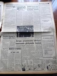 Vatan Gazetesi - 25 Temmuz 1961 - Partiler ve Prensipler Yazan Profesör Doktor Yavuz Abadan Köşe Yazısı - Tütün Mahsulü Tehlike İçinde -  Mavi Küf Ege Bölgesindeki Mahsulü De Tehdide Başladı -  Cemal Gürsel Eşiyle Gezdi - Osman Bölükbaşı Ragıp Gümüşpala'ya Merhamet Gösterdi - Bir Sanık Demokrat Parti Grupu Zaptını Tahrif Etti -  Eski Demokrat Parti Fatih İlçe Başkanı Ömer Faruk Sargut İntihara Teşebbüs Etti - 900 Mülteci İçin Kamp Hazırlanıyor - Kemal Tahir'in Romanı Yorgun Savaşçı Yazı Dizisi - Behçet Kemal Çağlar Köşe Yazısı - Yugoslavya'da 15 Gün Yazan Oktay Akbal Yazı Dizisi - Sovyetler Katanga'ya Yardım Teklif Etmiş - Kral Zogo Ve Arnavutluk Kraliçesi Jeraldin'in Hatıraları Yazan Nizameddin Nazif Tepedenlioğlu Yazı Dizisi - Deniz Suyu Tatlı Suya Çevriliyor - Tonton Agah Çizgi Roman Sade Yalçın - Stiv Roper Çizen Saundes ve Overgard - Can Bartu Yurtdışına Çıkamayacak - Feriköy Ve İstanbulspor Sezonu Açtılar - Galatasaray Transferi Dün Kapadı - Beşiktaş Beyoğluspor  Maçı