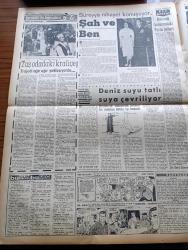 Vatan Gazetesi - 25 Temmuz 1961 - Partiler ve Prensipler Yazan Profesör Doktor Yavuz Abadan Köşe Yazısı - Tütün Mahsulü Tehlike İçinde -  Mavi Küf Ege Bölgesindeki Mahsulü De Tehdide Başladı -  Cemal Gürsel Eşiyle Gezdi - Osman Bölükbaşı Ragıp Gümüşpala'ya Merhamet Gösterdi - Bir Sanık Demokrat Parti Grupu Zaptını Tahrif Etti -  Eski Demokrat Parti Fatih İlçe Başkanı Ömer Faruk Sargut İntihara Teşebbüs Etti - 900 Mülteci İçin Kamp Hazırlanıyor - Kemal Tahir'in Romanı Yorgun Savaşçı Yazı Dizisi - Behçet Kemal Çağlar Köşe Yazısı - Yugoslavya'da 15 Gün Yazan Oktay Akbal Yazı Dizisi - Sovyetler Katanga'ya Yardım Teklif Etmiş - Kral Zogo Ve Arnavutluk Kraliçesi Jeraldin'in Hatıraları Yazan Nizameddin Nazif Tepedenlioğlu Yazı Dizisi - Deniz Suyu Tatlı Suya Çevriliyor - Tonton Agah Çizgi Roman Sade Yalçın - Stiv Roper Çizen Saundes ve Overgard - Can Bartu Yurtdışına Çıkamayacak - Feriköy Ve İstanbulspor Sezonu Açtılar - Galatasaray Transferi Dün Kapadı - Beşiktaş Beyoğluspor  Maçı