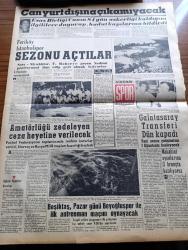 Vatan Gazetesi - 25 Temmuz 1961 - Partiler ve Prensipler Yazan Profesör Doktor Yavuz Abadan Köşe Yazısı - Tütün Mahsulü Tehlike İçinde -  Mavi Küf Ege Bölgesindeki Mahsulü De Tehdide Başladı -  Cemal Gürsel Eşiyle Gezdi - Osman Bölükbaşı Ragıp Gümüşpala'ya Merhamet Gösterdi - Bir Sanık Demokrat Parti Grupu Zaptını Tahrif Etti -  Eski Demokrat Parti Fatih İlçe Başkanı Ömer Faruk Sargut İntihara Teşebbüs Etti - 900 Mülteci İçin Kamp Hazırlanıyor - Kemal Tahir'in Romanı Yorgun Savaşçı Yazı Dizisi - Behçet Kemal Çağlar Köşe Yazısı - Yugoslavya'da 15 Gün Yazan Oktay Akbal Yazı Dizisi - Sovyetler Katanga'ya Yardım Teklif Etmiş - Kral Zogo Ve Arnavutluk Kraliçesi Jeraldin'in Hatıraları Yazan Nizameddin Nazif Tepedenlioğlu Yazı Dizisi - Deniz Suyu Tatlı Suya Çevriliyor - Tonton Agah Çizgi Roman Sade Yalçın - Stiv Roper Çizen Saundes ve Overgard - Can Bartu Yurtdışına Çıkamayacak - Feriköy Ve İstanbulspor Sezonu Açtılar - Galatasaray Transferi Dün Kapadı - Beşiktaş Beyoğluspor  Maçı