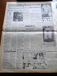 Vatan Gazetesi - 26 Temmuz 1961 - Cemal Gürsel'in Ragıp Gümüşpala'ya Mektubu - Ragıp Gümüşpala Adalet Partisinin Lağvı Huzursuzluğu Azaltmaz Dedi - Ekrem Alican CHP İle Mücadele Etmeye Kararlıyız Dedi - Milli Birlik Komitesi Üyesi Kadri Kaplan 14'lerden Daha Önemli Olan Meseleler Var Dedi - Tarım Bakanı Osman Tosun Mavi Küf'ten Korkmuyor - Cemal Madanoğlu Ordu'dan Da Emekli Olacak - Ortak Pazar Ve Türkiye - Yassıada Duruşmaları Adnan Menderes Savunmasını Yaptı - Denizcilik Bankası İşçilerle Anlaştı - Kemal Tahir'in Romanı Yorgun Savaşçı Yazı Dizisi - Yunus Emre Ve Karamanoğulları Yazan Cahit Öztelli Köşe Yazısı - Elia Kazan Atatürk'e Ait Kitap Okuyor - Arap Birliği Tunusa Yardıma Karar Verdi - Yugoslavya'da 15 Gün Yazan Oktay Akbal Köşe Yazısı - Hoş Memo Karikatür - Brigitte Bardot'a Mezar - Kral Zogo Ve Arnavutluk Kraliçesi Jeraldin'in Hatıraları Yazan Nizameddin Nazif Tepedenlioğlu Yazı Dizisi - Hindistan'da Film Dernekleri -  Can Bartu Gitmiyor - Lefter Futbolu Fenerbahçe'de Bırakır