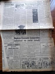 Vatan Gazetesi - 28 Temmuz 1961 - İstanbul Ankara Olayları Davasında Dün Açıklandığına Göre 49 Sanığa Tahliye Kararı Verildi - Türkiye'ye 30 Kilo Altın Sokarken Yakalandı - Cemal Gürsel Ragıp Gümüşpala'nın Aklı Başına Gelecek Dedi - Kemal Aygün İle Ferit Sözen Tahliye Edildi - Adalet Partili Ahmet Çiftçi'nin İdamı İstendi - Seçime 4 Parti'nin Gireceği Kesinleşti -  Yassıada Duruşmaları - Tevfik İleri 27 Mayıs'ta Hamamda İmiş Gibi Yakalandık Dedi - Kemal Tahir'in Romanı Yorgun Savaşçı Yazı Dizisi - Bir Dilim Karpuz 20 Lira - Kennedy Batı'nın Muhtaç Olduğu Lider Mi Yazan Orhan Karaveli - Yugoslavya'da 15 Gün Yazan Oktay Akbal Yazı Dizisi - Kral Zogo Ve Arnavutluk Kraliçesi Jeraldin'in Hatıraları Yazan Nizameddin Nazif Tepedenlioğlu Yazı Dizisi - Tonton Agah Çizgi Roman Sade Yalçın - Stiv Roper Çizen Saundes ve Overgard - Pullar Üzerinde Tıbbi Kongreler Ve Hastalıklar - Palermo Antrenörü Remondini Metin Oktay'ın Takımdaki Yeri Santrafordur Dedi - Şeref Has Şükrü Gülesin İle İtalya'ya