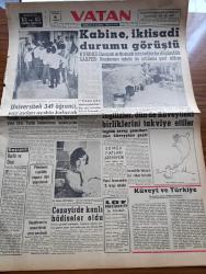 Vatan Gazetesi - 6 Temmuz 1961 - Kabine İktisadi Durumu Görüştü - Maliye Bakanı Kemal Kurdaş İhracatı Arttırmak İçin Tedbirler Düşündük - Selim Sarper Başkanın Talebi İle İstifamı Geri Aldım - Yassıada Duruşmaları Bu Ay İçinde Bitirilecek -  Bayan Kennedy'nin İlk Resmi Fotoğrafı - Gregoryen Ermenilerin Ruhani Lideri Vasken Haçaduryan'ın Cenazesi İçin İstanbul'a Geldi - İngilizler Dün De Kuveytteki Birliklerini Takviye Ettiler - İsrail De Fezaya Bir Roket Fırlattı - Kemal Tahir'in Romanı Yorgun Savaşçı Yazı Dizisi - Bulgar Ajanı Yusuf Hocaoğlu'nun Asker Kaçağı Olduğu Anlaşıldı - Rasputinin Sonu Sahnede - Rüzgar Çelebi Çizen Guy Bara - Fidel Castro'nun Kardeşi Frau Castro Bir Suikastte Yaralandı - Cezayir'de Müslümanlar Evlerinden Çıkmıyorlar - Berlin Film Festivali Sonuçlandı - Kruşçev Amerikan Bağımsızlık Günü Balosuna Katıldı - Berlin Film Festivalinde - Metin Oktay Veda Beyanatı Verdi - Balkan Güreş Müsabakalarına Katılmıyoruz - Beşiktaş Gençlerle Temasını Hızlandırdı - At Yarışları