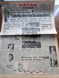 Vatan Gazetesi - 17 Temmuz 1961 - Başkan Cemal Gürsel Halkoyu Sonuçları Hakkında Konuştu Tahrikçileri Tel'in Etmeliyiz - Geçen Yıla Göre İhracat 63 Milyon Lira Azaldı - Ortak Pazar Devletleri Siyasi Birliğe Doğru Gidiyor- Alman Güzeli Marlene Schmidt Dünya Güzeli Oldu - Genel Seçimlerden Önceki Propaganda Müddeti 35 Güne İniyor - Kemal Tahir'in Romanı Yorgun Savaşçı Yazı Dizisi - Büyükada'da Çiçek Bayramı Yapılacak - Fırıncılara Verilen Un Miktarı Arttırıldı - Sinema Artisti Rod Cameron Kaynanası İle Evlendi - Christian Dior Gina İle Elizabeth Taylor'a Tıpa Tıp Aynı Tuvaleti Giydirmiş - Doğu Türkistan Folklor Gösterisi - Kral Zogo Ve Arnavutluk Kraliçesi Jeraldin'in Hatıraları Yazan Nizameddin Nazif Tepedenlioğlu Yazı Dizisi - Tonton Agah Çizgi Roman Sade Yalçın - Stiv Roper Çizen Saundes ve Overgard - Çocuk Felci Nedir - Mehmet Ali Yağcı Başpehlivan Kemerini Aldı - Gençler Finali Vefa Şampiyon Oldu - Metin Oktay'ın 2  Günü Kaldı - Vefa Stadının İnşaatına Başlandı