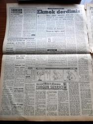 Vatan Gazetesi - 17 Temmuz 1961 - Başkan Cemal Gürsel Halkoyu Sonuçları Hakkında Konuştu Tahrikçileri Tel'in Etmeliyiz - Geçen Yıla Göre İhracat 63 Milyon Lira Azaldı - Ortak Pazar Devletleri Siyasi Birliğe Doğru Gidiyor- Alman Güzeli Marlene Schmidt Dünya Güzeli Oldu - Genel Seçimlerden Önceki Propaganda Müddeti 35 Güne İniyor - Kemal Tahir'in Romanı Yorgun Savaşçı Yazı Dizisi - Büyükada'da Çiçek Bayramı Yapılacak - Fırıncılara Verilen Un Miktarı Arttırıldı - Sinema Artisti Rod Cameron Kaynanası İle Evlendi - Christian Dior Gina İle Elizabeth Taylor'a Tıpa Tıp Aynı Tuvaleti Giydirmiş - Doğu Türkistan Folklor Gösterisi - Kral Zogo Ve Arnavutluk Kraliçesi Jeraldin'in Hatıraları Yazan Nizameddin Nazif Tepedenlioğlu Yazı Dizisi - Tonton Agah Çizgi Roman Sade Yalçın - Stiv Roper Çizen Saundes ve Overgard - Çocuk Felci Nedir - Mehmet Ali Yağcı Başpehlivan Kemerini Aldı - Gençler Finali Vefa Şampiyon Oldu - Metin Oktay'ın 2  Günü Kaldı - Vefa Stadının İnşaatına Başlandı
