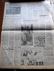 Vatan Gazetesi - 17 Temmuz 1961 - Başkan Cemal Gürsel Halkoyu Sonuçları Hakkında Konuştu Tahrikçileri Tel'in Etmeliyiz - Geçen Yıla Göre İhracat 63 Milyon Lira Azaldı - Ortak Pazar Devletleri Siyasi Birliğe Doğru Gidiyor- Alman Güzeli Marlene Schmidt Dünya Güzeli Oldu - Genel Seçimlerden Önceki Propaganda Müddeti 35 Güne İniyor - Kemal Tahir'in Romanı Yorgun Savaşçı Yazı Dizisi - Büyükada'da Çiçek Bayramı Yapılacak - Fırıncılara Verilen Un Miktarı Arttırıldı - Sinema Artisti Rod Cameron Kaynanası İle Evlendi - Christian Dior Gina İle Elizabeth Taylor'a Tıpa Tıp Aynı Tuvaleti Giydirmiş - Doğu Türkistan Folklor Gösterisi - Kral Zogo Ve Arnavutluk Kraliçesi Jeraldin'in Hatıraları Yazan Nizameddin Nazif Tepedenlioğlu Yazı Dizisi - Tonton Agah Çizgi Roman Sade Yalçın - Stiv Roper Çizen Saundes ve Overgard - Çocuk Felci Nedir - Mehmet Ali Yağcı Başpehlivan Kemerini Aldı - Gençler Finali Vefa Şampiyon Oldu - Metin Oktay'ın 2  Günü Kaldı - Vefa Stadının İnşaatına Başlandı