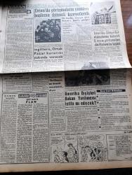 Vatan Gazetesi - 18 Temmuz 1961 - CHP Halkoyu Raporu Hazırlıyor - Adalet Partisi Birleşmeyince Resmen Açıkladı - Başkan Cemal Gürsel Din Adamları Vatandaşları Daima Birleştirici Olmalıdır Dedi - Tanınmış Edebiyatçımız Vasfi Mahir Kocatürk Vefat Etti - Kazım Orbay Mecliste Açıkladı Seçim 15 Ekim'de - Pasaport için Herkes Kendi Müracaat Edecek - Behçet Kemal Çağlar Köşe Yazısı - Kemal Tahir'in Romanı Yorgun Savaşçı Yazı Dizisi - Belediye Yeni 25 Otobüs Getirtiyor - Patlayan Borudan Zarar 100 Bin Lira - Rüzgar Çelebi Çizen Guy Bara - İngiltere Ortak Pazar Kararını Yakında Verecek - Amerika Sovyetler Silahsızlanma Hazırlık 2. Kısım Görüşmeleri Dün Moskova'da Başladı - Kral Zogo Ve Arnavutluk Kraliçesi Jeraldin'in Hatıraları Yazan Nizameddin Nazif Tepedenlioğlu Yazı Dizisi - Brigitte Bardot Ne İstiyor - Tonton Agah Çizgi Roman Sade Yalçın - Stiv Roper Çizen Saundes ve Overgard - Pul Ve Pula Yatırım - Devlet Bakanı Sıtkı Ulay Güreş Şurasında Açıkladı Spor Bakanlığı Kuruluyor - Metin Oktay