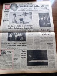Vatan Gazetesi - 18 Temmuz 1961 - CHP Halkoyu Raporu Hazırlıyor - Adalet Partisi Birleşmeyince Resmen Açıkladı - Başkan Cemal Gürsel Din Adamları Vatandaşları Daima Birleştirici Olmalıdır Dedi - Tanınmış Edebiyatçımız Vasfi Mahir Kocatürk Vefat Etti - Kazım Orbay Mecliste Açıkladı Seçim 15 Ekim'de - Pasaport için Herkes Kendi Müracaat Edecek - Behçet Kemal Çağlar Köşe Yazısı - Kemal Tahir'in Romanı Yorgun Savaşçı Yazı Dizisi - Belediye Yeni 25 Otobüs Getirtiyor - Patlayan Borudan Zarar 100 Bin Lira - Rüzgar Çelebi Çizen Guy Bara - İngiltere Ortak Pazar Kararını Yakında Verecek - Amerika Sovyetler Silahsızlanma Hazırlık 2. Kısım Görüşmeleri Dün Moskova'da Başladı - Kral Zogo Ve Arnavutluk Kraliçesi Jeraldin'in Hatıraları Yazan Nizameddin Nazif Tepedenlioğlu Yazı Dizisi - Brigitte Bardot Ne İstiyor - Tonton Agah Çizgi Roman Sade Yalçın - Stiv Roper Çizen Saundes ve Overgard - Pul Ve Pula Yatırım - Devlet Bakanı Sıtkı Ulay Güreş Şurasında Açıkladı Spor Bakanlığı Kuruluyor - Metin Oktay