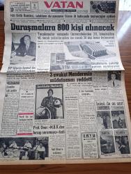 Vatan Gazetesi - 3 Eylül 1960 - Ahmet Emin Yalman Köşe Yazısı - Milli Birlik Komitesi Sabıkların Yassıada'da Duruşmasının Ekimin İlk Haftasında Başlayacağını Açıkladı - Duruşmalara 800 Kişi Alınacak - 3 Avukat Adnan Menderes'in Müdafaasını Reddetti - Düşüklerin Çektiği Parayı Açıklıyoruz - İsmet İnönü İle 10 Saat Fotoğraflı - İnkılap Mahkemeleri Hazırlığı Tamamlandı - Sarıyer Gümüşderede Peçe İçin Komisyon Kuruldu - Anayasa Komisyonu Başkanı Profesör Doktor Sıddık Sami Onar Milli Birlik Komitesinden Hesap Soramayız Dedi - Kaçaklar Kemal Bekir'in Romanı Yazı Dizisi - Taş Devri Çizen Mıstık - Fakir Baykurt Uygarlığa Giden Yol Yorucu Ve Uzundur - Kır Çiçeği Marion Yazan Jean Martet Yazı Dizisi - Tonton Agah Çizgi Roman Sade Yalçın - Stiv Roper Çizen Saundes ve Overgard - Dünyada Tiyatroya En Çok Giden Millet Finlandiya - 1960 Roma Olimpiyatları - Dün Altı Olimpiyat Rekoru Yenilendi - Beşiktaş'ta Hakkı Yeten'in İstifası İstendi