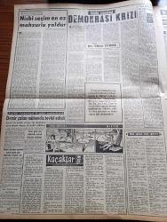 Vatan Gazetesi - 3 Eylül 1960 - Ahmet Emin Yalman Köşe Yazısı - Milli Birlik Komitesi Sabıkların Yassıada'da Duruşmasının Ekimin İlk Haftasında Başlayacağını Açıkladı - Duruşmalara 800 Kişi Alınacak - 3 Avukat Adnan Menderes'in Müdafaasını Reddetti - Düşüklerin Çektiği Parayı Açıklıyoruz - İsmet İnönü İle 10 Saat Fotoğraflı - İnkılap Mahkemeleri Hazırlığı Tamamlandı - Sarıyer Gümüşderede Peçe İçin Komisyon Kuruldu - Anayasa Komisyonu Başkanı Profesör Doktor Sıddık Sami Onar Milli Birlik Komitesinden Hesap Soramayız Dedi - Kaçaklar Kemal Bekir'in Romanı Yazı Dizisi - Taş Devri Çizen Mıstık - Fakir Baykurt Uygarlığa Giden Yol Yorucu Ve Uzundur - Kır Çiçeği Marion Yazan Jean Martet Yazı Dizisi - Tonton Agah Çizgi Roman Sade Yalçın - Stiv Roper Çizen Saundes ve Overgard - Dünyada Tiyatroya En Çok Giden Millet Finlandiya - 1960 Roma Olimpiyatları - Dün Altı Olimpiyat Rekoru Yenilendi - Beşiktaş'ta Hakkı Yeten'in İstifası İstendi