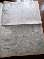 Vatan Gazetesi - 3 Eylül 1960 - Ahmet Emin Yalman Köşe Yazısı - Milli Birlik Komitesi Sabıkların Yassıada'da Duruşmasının Ekimin İlk Haftasında Başlayacağını Açıkladı - Duruşmalara 800 Kişi Alınacak - 3 Avukat Adnan Menderes'in Müdafaasını Reddetti - Düşüklerin Çektiği Parayı Açıklıyoruz - İsmet İnönü İle 10 Saat Fotoğraflı - İnkılap Mahkemeleri Hazırlığı Tamamlandı - Sarıyer Gümüşderede Peçe İçin Komisyon Kuruldu - Anayasa Komisyonu Başkanı Profesör Doktor Sıddık Sami Onar Milli Birlik Komitesinden Hesap Soramayız Dedi - Kaçaklar Kemal Bekir'in Romanı Yazı Dizisi - Taş Devri Çizen Mıstık - Fakir Baykurt Uygarlığa Giden Yol Yorucu Ve Uzundur - Kır Çiçeği Marion Yazan Jean Martet Yazı Dizisi - Tonton Agah Çizgi Roman Sade Yalçın - Stiv Roper Çizen Saundes ve Overgard - Dünyada Tiyatroya En Çok Giden Millet Finlandiya - 1960 Roma Olimpiyatları - Dün Altı Olimpiyat Rekoru Yenilendi - Beşiktaş'ta Hakkı Yeten'in İstifası İstendi
