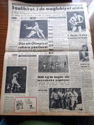 Vatan Gazetesi - 3 Eylül 1960 - Ahmet Emin Yalman Köşe Yazısı - Milli Birlik Komitesi Sabıkların Yassıada'da Duruşmasının Ekimin İlk Haftasında Başlayacağını Açıkladı - Duruşmalara 800 Kişi Alınacak - 3 Avukat Adnan Menderes'in Müdafaasını Reddetti - Düşüklerin Çektiği Parayı Açıklıyoruz - İsmet İnönü İle 10 Saat Fotoğraflı - İnkılap Mahkemeleri Hazırlığı Tamamlandı - Sarıyer Gümüşderede Peçe İçin Komisyon Kuruldu - Anayasa Komisyonu Başkanı Profesör Doktor Sıddık Sami Onar Milli Birlik Komitesinden Hesap Soramayız Dedi - Kaçaklar Kemal Bekir'in Romanı Yazı Dizisi - Taş Devri Çizen Mıstık - Fakir Baykurt Uygarlığa Giden Yol Yorucu Ve Uzundur - Kır Çiçeği Marion Yazan Jean Martet Yazı Dizisi - Tonton Agah Çizgi Roman Sade Yalçın - Stiv Roper Çizen Saundes ve Overgard - Dünyada Tiyatroya En Çok Giden Millet Finlandiya - 1960 Roma Olimpiyatları - Dün Altı Olimpiyat Rekoru Yenilendi - Beşiktaş'ta Hakkı Yeten'in İstifası İstendi