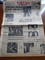 Vatan Gazetesi - 9 Eylül 1960 - Ahmet Emin Yalman Köşe Yazısı - Yüksek Adalet Divanı 30 Eylül'de Açıklanacak - Yeniden 5 Bin Öğretmen Kadrosuna İhtiyaç Var - Vatan Cephesi İçin Tahkikata Başlandı - 500 Gecekondu Yıktırılacak - Eski Eşi Arif Hanoğlu İçin O Hayatımın Bir Kabusu İdi Diyor - Üniversiteye 3305 Öğrenci Kabul Edilecek - Kaçaklar Kemal Bekir'in Romanı Yazı Dizisi - Taşra Ehliyetli Şoförler İstanbul'da Çalışamayacak - Taş Devri Çizen Mıstık - Ziraat Orman Toprak Ve İskan Hizmetleri Ayrılmalı Mı Birleşmeli Mi - Kennedy Amerika'nın Siyasetini Tenkit Etti - Kongo'da Şiddetli Çarpışmalar Oluyor - Kır Çiçeği Marion Yazan Jean Martet Yazı Dizisi - Çehov'un Martısı İngiltere'de Oynanıyor - Tonton Agah Çizgi Roman Sade Yalçın - Stiv Roper Çizen Saundes ve Overgard - Uğur Başaran Münir Özkul'la Çalışacak - Marilyn Monroe - Roma Olimpiyatları İki Gün Sonra Nihayete Eriyor - Beşiktaş Pazar Günü Viyana'ya Gidiyor - Dünya Genç Takımlar Güreş Şampiyonası - Macar Antrenör İgnace Molnar
