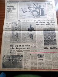 Vatan Gazetesi - 9 Eylül 1960 - Ahmet Emin Yalman Köşe Yazısı - Yüksek Adalet Divanı 30 Eylül'de Açıklanacak - Yeniden 5 Bin Öğretmen Kadrosuna İhtiyaç Var - Vatan Cephesi İçin Tahkikata Başlandı - 500 Gecekondu Yıktırılacak - Eski Eşi Arif Hanoğlu İçin O Hayatımın Bir Kabusu İdi Diyor - Üniversiteye 3305 Öğrenci Kabul Edilecek - Kaçaklar Kemal Bekir'in Romanı Yazı Dizisi - Taşra Ehliyetli Şoförler İstanbul'da Çalışamayacak - Taş Devri Çizen Mıstık - Ziraat Orman Toprak Ve İskan Hizmetleri Ayrılmalı Mı Birleşmeli Mi - Kennedy Amerika'nın Siyasetini Tenkit Etti - Kongo'da Şiddetli Çarpışmalar Oluyor - Kır Çiçeği Marion Yazan Jean Martet Yazı Dizisi - Çehov'un Martısı İngiltere'de Oynanıyor - Tonton Agah Çizgi Roman Sade Yalçın - Stiv Roper Çizen Saundes ve Overgard - Uğur Başaran Münir Özkul'la Çalışacak - Marilyn Monroe - Roma Olimpiyatları İki Gün Sonra Nihayete Eriyor - Beşiktaş Pazar Günü Viyana'ya Gidiyor - Dünya Genç Takımlar Güreş Şampiyonası - Macar Antrenör İgnace Molnar