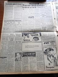 Vatan Gazetesi - 21 Ağustos 1960 - Bir Tahlil Serisi Neredeyiz Nereye Gidiyoruz Yazan Ahmet Emin Yalman Köşe Yazısı - İzmir Fuarı Dün Ticaret Bakanı Cihat İren'in Nutku İle Açıldı - Kambiyo Alım Satımında Primli Kur Sistemi Kalktı - Çapkın Hırsız Salih Düztaş kelepçeli Bileği İle Hayranlarına İmza Veriyor - Ruslar Peykteki Köpekleri Yeryüzüne Canlı İndirdiler - 5000'e Yakın Subay Emekli Olmak İstedi - Kaçaklar Kemal Bekir'in Romanı Yazı Dizisi - Orgeneral Ali Fuat Cebesoy Kalp Krizi Geçirdi - Tekel Bakanı Fethi Aşkın Tütün Fiyatları İçin Daha Erken Dedi - Gerici Yayım Yapan 6 Sahaf Tevkif Edildi - İstanbul'un Ortasında 100 Kişi İlk Çağ Hayatı Yaşıyor - Kar Çiçeği Marion Yazan Jean Martet Yazı Dizisi - Türk Olimpiyat Kafilesi Roma'da - 1960 Roma Olimpiyatları - Güreş Antrenörü Celal Atik İtham Etti - Beşiktaş Takımı Antrenörü Puppo Sandro Bugün Geliyor - Teniste Vermaak Ulrich Bugün Finalde Karşı Karşıya -  Roma Olimpiyatlarında 69 Millet Var