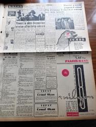 Vatan Gazetesi - 21 Ağustos 1960 - Bir Tahlil Serisi Neredeyiz Nereye Gidiyoruz Yazan Ahmet Emin Yalman Köşe Yazısı - İzmir Fuarı Dün Ticaret Bakanı Cihat İren'in Nutku İle Açıldı - Kambiyo Alım Satımında Primli Kur Sistemi Kalktı - Çapkın Hırsız Salih Düztaş kelepçeli Bileği İle Hayranlarına İmza Veriyor - Ruslar Peykteki Köpekleri Yeryüzüne Canlı İndirdiler - 5000'e Yakın Subay Emekli Olmak İstedi - Kaçaklar Kemal Bekir'in Romanı Yazı Dizisi - Orgeneral Ali Fuat Cebesoy Kalp Krizi Geçirdi - Tekel Bakanı Fethi Aşkın Tütün Fiyatları İçin Daha Erken Dedi - Gerici Yayım Yapan 6 Sahaf Tevkif Edildi - İstanbul'un Ortasında 100 Kişi İlk Çağ Hayatı Yaşıyor - Kar Çiçeği Marion Yazan Jean Martet Yazı Dizisi - Türk Olimpiyat Kafilesi Roma'da - 1960 Roma Olimpiyatları - Güreş Antrenörü Celal Atik İtham Etti - Beşiktaş Takımı Antrenörü Puppo Sandro Bugün Geliyor - Teniste Vermaak Ulrich Bugün Finalde Karşı Karşıya -  Roma Olimpiyatlarında 69 Millet Var