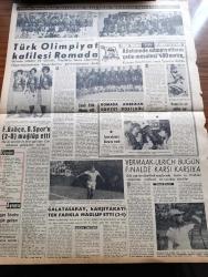 Vatan Gazetesi - 21 Ağustos 1960 - Bir Tahlil Serisi Neredeyiz Nereye Gidiyoruz Yazan Ahmet Emin Yalman Köşe Yazısı - İzmir Fuarı Dün Ticaret Bakanı Cihat İren'in Nutku İle Açıldı - Kambiyo Alım Satımında Primli Kur Sistemi Kalktı - Çapkın Hırsız Salih Düztaş kelepçeli Bileği İle Hayranlarına İmza Veriyor - Ruslar Peykteki Köpekleri Yeryüzüne Canlı İndirdiler - 5000'e Yakın Subay Emekli Olmak İstedi - Kaçaklar Kemal Bekir'in Romanı Yazı Dizisi - Orgeneral Ali Fuat Cebesoy Kalp Krizi Geçirdi - Tekel Bakanı Fethi Aşkın Tütün Fiyatları İçin Daha Erken Dedi - Gerici Yayım Yapan 6 Sahaf Tevkif Edildi - İstanbul'un Ortasında 100 Kişi İlk Çağ Hayatı Yaşıyor - Kar Çiçeği Marion Yazan Jean Martet Yazı Dizisi - Türk Olimpiyat Kafilesi Roma'da - 1960 Roma Olimpiyatları - Güreş Antrenörü Celal Atik İtham Etti - Beşiktaş Takımı Antrenörü Puppo Sandro Bugün Geliyor - Teniste Vermaak Ulrich Bugün Finalde Karşı Karşıya -  Roma Olimpiyatlarında 69 Millet Var