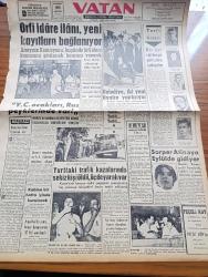 Vatan Gazetesi - 29 Ağustos 1960 - Örfi İdare İlanı Yeni Kayıtlara Bağlanıyor - Vatan Cephesi Ocakları Rus Peyklerinde Var - Belediye İki Yeni Tiyatro Yaptırıyor - Terfi Listesi - Talat Aydemir - Remzi Gökseven - İstanbul'da 30.000 Sağır Var - Beyazıt Meydanı Artık Hürriyet Meydanı Oluyor - Açılmış Bulunan Basın Davaları Yürütülmeyecek - Kaçaklar Kemal Bekir'in Romanı Yazı Dizisi - Büyük Taarruzun Bilinmeyen Tarafları Yazan General Fahri Belen Yazı Dizisi - Amerikalı Kadın Hiyeroglif Uzmanı Miss Winifred Geldi - İstanbul'da Kazalarda Ölüm Nisbeti Süratle Artmaktadır - Oktay Akbal Köşe Yazısı - Sophia Loren Ve Kocası Evli Değiliz Dedi - Tonton Agah Çizgi Roman Sade Yalçın - Stiv Roper Çizen Saundes ve Overgard - Münir Özkul Tiyatro Kurdu - Gülriz Sururi Ankara'ya Gidiyor - 1960 Roma Olimpiyatları - PTT İlk Maçında Ankaragücüne Yenildi - Rapid Menajeri Hapoel Beşiktaş Maçını Seyretti- Fenerbahçe Galatasaray Takımları 7 Eylül'de Ankara'da Karşılaşacak - Olimpiyatta Alınan Madalyalar