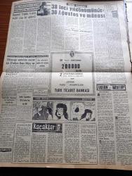 Vatan Gazetesi - 31 Ağustos 1960 - Ahmet Emin Yalman Köşe Yazısı - Ticaret Ve Sanayi Bakan Namzetlerini Odalar Seçiyor - Ekrem Alican Yeni Bir Partiden Malumattar Değilim - Prenses Margaret Hamile - Alparslan Türkeş Tırnaklarımın Söküldüğü Yalandır Dedi - Kabzımallar And İçtiler - Muzaffer Özdağ - Peçeli Köy İçin Çağrımız Çok Büyük Alaka Topladı - Gıda Maddeleri Üzerinden Suç İşleyen Esnaf Sürgün Edilecek - Büyük Taarruzun Bilinmeyen Tarafları Yazan General Fahri Belen Yazı Dizisi - Silahtarağa Santralinin Onarımı İçin 30 Milyon Liraya İhtiyaç Var - Ali Fuat Başgil'den Sonra Sabri Esat Siyavuşgil'in De Mektubu Çıktı - İstanbul Tiyatrolarının Mevsim Başındaki Oyunları - Kar Çiçeği Marion Yazan Jean Martet Yazı Dizisi - Tonton Agah Çizgi Roman Sade Yalçın Köşe - Stiv Roper Çizen Saundes Ve Waggon - Grekoromende Finaller Bugün Finallere 5 Sıklette Katılıyoruz - 1960 Roma Olimpiyatları - Yarışta Ölen Danimarkalı Bisikletçi Knud E. jansen'e Altın Madalya - Spor Toto Tahmin - Beşiktaş