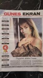 GÜNEŞ EKRAN GAZETESİ - 21 TEMMUZ 1990 -Merih Akalın- RAGUEL WELCH 'DEN BİR KOMEDİ FİLMİ  - DENİZ GÖKÇER VE YALÇIN GÜLHAN - DEMET AKBAĞA,SÖZ SIRASI GENÇLERİN - FATOŞ YAZGAN , MİNE ŞENHUY , FARUK TEBER , VE ERCAN YAZGAN - ALİ SAMİ ALKIŞ , DÜŞEN YAPRAK , DALINA KONMAZ - ALTIN GÜVERCİN , NÜKHET DURU , REZZAN YÜCEL , CEM KARACA  - MERİH AKLIN - AYDAN ŞENER YENİDEN KAMERA KARŞISINA GEÇTİ - MİİCHAEL ,ADA - KATHERİNA HEPBUM - JOAN PACULA , SOBİBORDAN KAÇIŞ - PETER BERG -