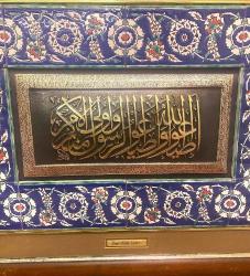 GÜMÜŞ(990 ayar)İSMAİL HAKKI ALTUNBEZER İN İZNİK ÇİNİLİ HAT ESERİ