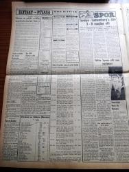 Vatan Gazetesi - 3  Nisan 1953 - Zararlı Bir Teşebbüs Yazan Ahmet Emin Yalman Köşe Yazısı - Kore'de Esirlerin Durumu Pazartesi Görüşülecek - Kızıl Çin Başbakanı Çu En Lai - Profesör Hamit Nafiz Pamir'in Zelzeleye Dair Konferansı - Türk Alman Ticaret Görüşmeleri Kesildi - Türkiye Lüksemburg'u Dün 3 0 Mağlup Etti - Eskişehir'de Şeyh Akif'in Duruşması - NATO'dan 25 Milyon Liralık Sipariş Aldık - Milliyetçiler Derneği Davasında Mahkeme Hakimi Red Talebini Reddetti - Kadınlar Tekkesi Yazan Refik Halid Karay Yazı Dizisi - Fenerbahçe Vapuru Dün Geldi - Büyük Sanatkar Hazım'ın Ölümünün 9. Yıldönümü - Koyun Ve Kuzu Eti Fiyatları Arttı - Türkiye Suriye'yi Protesto Etti - Seyhan Ve Ceyhan Nehirleri Yükseldi - Profesör Burhanettin Berker'in Cenazesi Dün Kaldırıldı- Yugoslavya Son Harp Esirlerini De Serbest Bırakıyor - Mapusane Çeşmesi Yazan Mehmet Yanık Yazı Dizisi - Kremlin'in Yeni Hükümdarı Georgie Malenkov Yazan Albay İlya Molin Yazı Dizisi - Sinema Tenkidleri Yazan Atilla İlhan -Caniler Sokağı