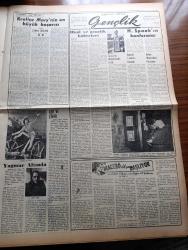 Vatan Gazetesi - 2 Nisan 1953 - Ahmet Emin Yalman Köşe Yazısı - Avrupa Birliği Genel Sekreteri Eski Belçika Başbakanı M. Spaak Ankara'da Bir Konferans Verdi - Rusya Kore Mütarekesi Teklifini Destekleyecek - Birleşmiş Milletler Genel Sekreteri Trygve Lie Yerine Dag Hammarskjoeld Oldu - 7 Kadını Öldürmekten Suçlu Londra Canavarının İlk Sorgusu Yapıldı - Amerikalı Gazeteciler Moskova'da - Milliyetçiler Derneği Davası Sanıklar Hakimi Reddettiler - Trafik Kanununun Müzakeresi Bitti - Eski Kraliçe Neriman Bir Basın Toplantısı Yaptı - İngiltere Dışişleri Bakanı Anthony Eden 7 Nisan'da Ankara'ya Gelecek - Dün İstanbul'da Yeniden İki Zelzele Daha Oldu - Mau Mau'ları Karşı Uçak Kullanılacak - Kadınlar Tekkesi Yazan Refik Halid Karay Yazı Dizisi - İstanbul Belediyesinden Beklediklerimiz Yazan Refik Noyan - Fotoğraflarla Haberler - Hoş Memo Karikatür - Stalin'den Sonra Peykler Ne Olacak Yazan George W. Herald - Örümcek Oyunu Sahneye Koyan Muhsin Ertuğrul - Kremlin'in Yeni Hükümdarı  Malenkov