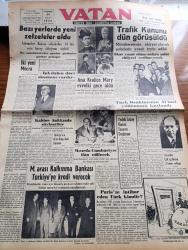 Vatan Gazetesi - 26 Mart 1953 - Ahmet Emin Yalman Köşe Yazısı - Bazı Yerlerde Yeni Zelzeler Oldu - Ana Kraliçe Mary Evvelki Gece Öldü - İnkılabının Dört Düşmanı Vardır- Trafik Kanunu Dün Görüşüldü - Milletlerarası Kalkınma Bankası Türkiye'ye Kredi Verecek - Mısır'da Cumhuriyetİ İlan Edecek - Türk Ocaklarının 41. Yıldönümü Kutlandı - Ben Bir Kahraman Değilim Yazan Willie Sutton Yazı Dizisi - Cerrahpaşa Hastanesi'nde Konser - Tekelin Geçen Yıl Hasılatı 235 Milyon Lira - Hoş Memo Karikatür - Tariş'in 50 Milyon Liralık Açığı İçin Hükümet Kredi Açacak - Stalin'den Sonra Peykler Ne Olacak Yazan George W. Herald Yazı Dizisi - Meksika Yazan Leyla Kara Yazı Dizisi - Monte Carlo Gazinosu Kapatılmayacak - Macera Bu Akşam Başlıyor Yazan Robert Collard Yazı Dizisi - Büyük Türk Postacısı Agah Efendi - İktisat Ve Piyasa - Ha La Peynir Mayaları - Radyolin - Arı Bisküvileri - Sana Nebati Margarin - General Electric - Fransa Genel İşçiler Konfederasyonu Başkanı Aranıyor - Hind Ordusu