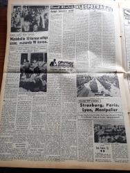 Vatan Gazetesi - 9 Ekim 1954 - Adnan Menderes Bugün Geliyor - Türk Alman Görüşmeleri Müsbet Olarak Neticelendi - Rodos Müftüsü Şeyh Süleyman Kaşlıoğlu Yunan İdaresiyle Anlaştı - Irak Başvekili Nuri Sait Paşa Bugün Geliyor - Kiracılar Derneği Şubeler Açıyor - Stefanopulos Kıbrıs İçin Sabır İstiyor - NATO Kuvvetleri Başkumandan Muavini Feld Mareşal Montgomery Mütecavizi Atom'la Yeneceğiz Dedi - Marilyn Monroe Hem Ağlıyor Hem Komedi Çeviriyor - Bu Toprak Uyanacaktır Yazan Muzaffer Buyrukçu Yazı Dizisi - Dünya Demiryolları Büyük Bir İnkılaba Sahne Oluyor - Hoş Memo Karikatür - İki Sığırın İsmi Mahkeme Kararıyla Değiştirildi - Giresun Limanının Temeli Atıldı - 1960 Olimpiyatlarına Talip Olacak Şehir Aranıyor - Ayşegül Sarıca'nın Resitali - Kleopatra Yazan Emil Ludwig Yazı Dizisi - Okuyucu Fikir Ve Şikayetleri Dinleyen Ve Derleyen Ahmet Refik Noyan - Seyirciyi Dehşetten Şaşırtan Yeni Bir Film Çeşidi - Fenerbahçe Dünkü Basketbol Maçında Mağlup Oldu - Milli Takım  Galatasaray'la Maç Yapacak