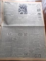 Vatan Gazetesi - 9 Ekim 1954 - Adnan Menderes Bugün Geliyor - Türk Alman Görüşmeleri Müsbet Olarak Neticelendi - Rodos Müftüsü Şeyh Süleyman Kaşlıoğlu Yunan İdaresiyle Anlaştı - Irak Başvekili Nuri Sait Paşa Bugün Geliyor - Kiracılar Derneği Şubeler Açıyor - Stefanopulos Kıbrıs İçin Sabır İstiyor - NATO Kuvvetleri Başkumandan Muavini Feld Mareşal Montgomery Mütecavizi Atom'la Yeneceğiz Dedi - Marilyn Monroe Hem Ağlıyor Hem Komedi Çeviriyor - Bu Toprak Uyanacaktır Yazan Muzaffer Buyrukçu Yazı Dizisi - Dünya Demiryolları Büyük Bir İnkılaba Sahne Oluyor - Hoş Memo Karikatür - İki Sığırın İsmi Mahkeme Kararıyla Değiştirildi - Giresun Limanının Temeli Atıldı - 1960 Olimpiyatlarına Talip Olacak Şehir Aranıyor - Ayşegül Sarıca'nın Resitali - Kleopatra Yazan Emil Ludwig Yazı Dizisi - Okuyucu Fikir Ve Şikayetleri Dinleyen Ve Derleyen Ahmet Refik Noyan - Seyirciyi Dehşetten Şaşırtan Yeni Bir Film Çeşidi - Fenerbahçe Dünkü Basketbol Maçında Mağlup Oldu - Milli Takım  Galatasaray'la Maç Yapacak