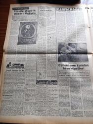 Vatan Gazetesi - 10 Ekim 1954 - Almanya Nereden Nereye Geldi Yazan Ahmet Emin Yalman Köşe Yazısı - Adnan Menderes Dün Yurda Döndü - Türk Alman Müşterek Resmi Tebliği - Irak Başvekili Nuri Sait Paşa Dün İstanbul'a Geldi - Ordu'nun Talim Ve İaşe Sistemi Değiştirilecek - Üstünde Kelimei Şehadet Yazılı  Palamut Balığı - Ahmet Sapasağlam Dindar Olduğu İçin Sakalı Şerifi Çalmış - Uçan Daireler Seyirlerine Devam Ediyor - Basın Suçlarının Affı İçin Tasarı Yapıldı - Bu Toprak Uyanacaktır Yazan Muzaffer Buyrukçu Yazı Dizisi - Şark Haberler Ajansı Kuruldu - Müslüman Kardeşler Takbih Edildi - Rüşvete Alışan İlk Osmanlı Padişahı 3. Murad Yazan Feridun Fazıl Tülbentçi Yazı Dizisi - Kleopatra Yazan Emil Ludwig Yazı Dizisi - Sinema Tenkidleri Yazan Oktay Akbal - Bette Davis Fotoğraf - Anthony Quinn Fotoğraf - Kader Feneri Yazan Jean Martet - Arı Unları - Nevrozin Ağrı Kesici - Ankara İstanbul İzmir Teknik Üniversite Radyosu Programı - Krem Pertev - Reo Kamyon - Olgunluktan Sınıfta Kalanlara Kolaylık