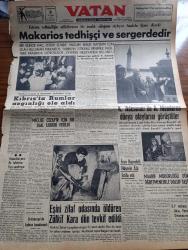 Vatan Gazetesi - 3 Nisan 1957 - Anadolu Ajansı Diyor Ki Makarios Teşhişçi Ve Sergerdedir -  Bir Elinde Haç Diğer Elinde Masum Halkı Katliam İçin Silah Bulunan Makarios - Meclise Cezayir İçin Bir Sual Takriri Verildi - Yunanlılar Para İle Köylerine Yazı Yazdırıyor - Ankara'ya Gelen Fazıl Küçük Adnan Menderes İle Görüşecek - Batı Almanya Başvekili Adenauer İle Adnan Menderes Dünya Olaylarını Görüştüler - Eşini Zifaf Odasında Öldüren Zülkif Kara Dün Tevkif Edildi - İran Başvekili Hüseyin Ala İstifa Etti - Maarif Müdürlüğü Dün Öğretmenlerle Dolup Taştı - Çanakkale Türk'ün Kahramanlık Destanı Yazan Alan Moorehead Yazı Dizisi - Ahmet Mithat Efendi'nin Bir Romanı Musullu Süleyman Sadeleştiren Behçet Necatigil Yazı Dizisi - Yeni Bir Adım Tiyatro Enstitüsü Yazan Ahmet Kutsi Tecer - Ramazan Köşesi - 1001 Gece Masalları Hazırlayan Suat Taşer Yazı Dizisi - Kan Deryası Macar İhtilalinin Destanı Yazan Szakaly Ferenc Yazı Dizisi - Galatasaray Beyoğluspor Maçı - Fenerbahçe Vefa Maçı