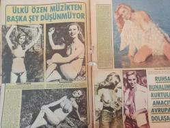 Pazar Haftalık Aktüalite Sinema Tiyatro Müzik ve Magazin Dergisi - 1976 Yılı - Sayı:1043 - Feri Cansel - Prenses Banu - Cüneyt Arkın oğluna Kaan adını koydu - Betül Işıl - Yeşilçam Adapazarı şöleninde buluştu - Kaleci Varol - Güler Gürsoy - Nalan Çöl - Mine Sarı - Nil Demirhan - Hülya Tuğlu - Müge Güler - Hüseyin Baradan - Alev Altın - Yılmaz Duru - Nevin Nuray - Betül Aşçıoğlu - ORhan Alkan - Ülkü Erakalın - Yeşim Yükselen - ''Esire'' cömertçe soyunuverdi - Ülkü Özen müzikten başka şey düşünmüyor - Funda Balcı ruhsal bunalımdan kurtulmak amacıyla Avrupa'yı dolaşacak - Türkan Şoray hem sarhoş oldu hem şarkı söyledi hem de dans etti - Harika Değirmenci konfeksiyon kralı sevgilisinin yatıyla Marmara'ya açıldı - Mine Sun da şarkıcı oldu - Sevgilisi Ünal Çulha, İzmir'de aşka dalan Mine Mutlu sonunda isyan bayrağı açtı - ''Bu hayat canıma tak dedi artık evlenmek istiyorum'' dedi - Arzu Okay iki gün sahneye çıkamadı - Feridun Hürel - Deniz Erkanat - Sevinç Tevs - Şehrazat - Tam Takım Dergi