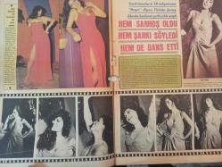Pazar Haftalık Aktüalite Sinema Tiyatro Müzik ve Magazin Dergisi - 1976 Yılı - Sayı:1043 - Feri Cansel - Prenses Banu - Cüneyt Arkın oğluna Kaan adını koydu - Betül Işıl - Yeşilçam Adapazarı şöleninde buluştu - Kaleci Varol - Güler Gürsoy - Nalan Çöl - Mine Sarı - Nil Demirhan - Hülya Tuğlu - Müge Güler - Hüseyin Baradan - Alev Altın - Yılmaz Duru - Nevin Nuray - Betül Aşçıoğlu - ORhan Alkan - Ülkü Erakalın - Yeşim Yükselen - ''Esire'' cömertçe soyunuverdi - Ülkü Özen müzikten başka şey düşünmüyor - Funda Balcı ruhsal bunalımdan kurtulmak amacıyla Avrupa'yı dolaşacak - Türkan Şoray hem sarhoş oldu hem şarkı söyledi hem de dans etti - Harika Değirmenci konfeksiyon kralı sevgilisinin yatıyla Marmara'ya açıldı - Mine Sun da şarkıcı oldu - Sevgilisi Ünal Çulha, İzmir'de aşka dalan Mine Mutlu sonunda isyan bayrağı açtı - ''Bu hayat canıma tak dedi artık evlenmek istiyorum'' dedi - Arzu Okay iki gün sahneye çıkamadı - Feridun Hürel - Deniz Erkanat - Sevinç Tevs - Şehrazat - Tam Takım Dergi